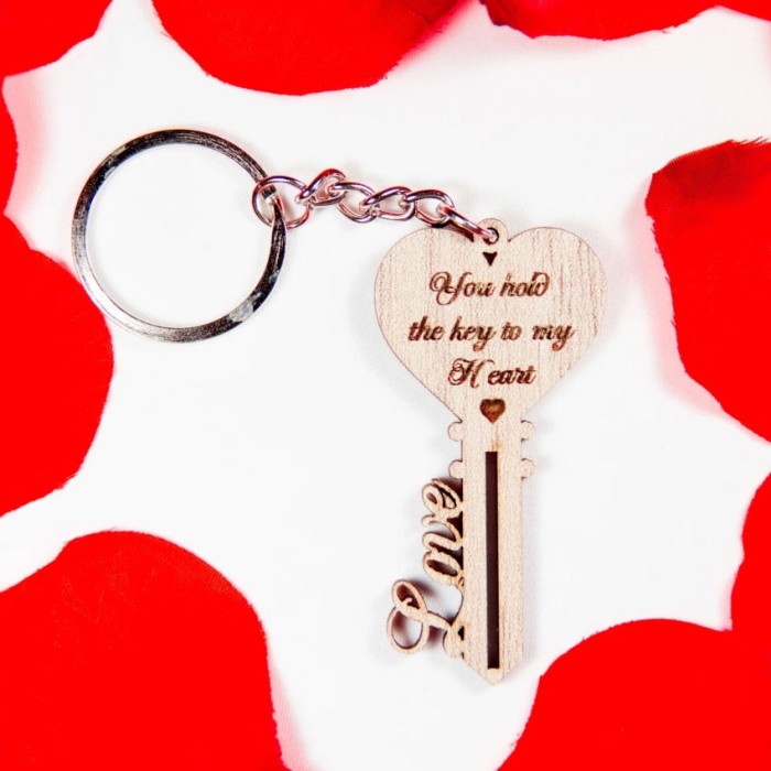 Χειροποίητο ξύλινο μπρελόκ ''Το κλειδί της αγάπης'' (HC1103)